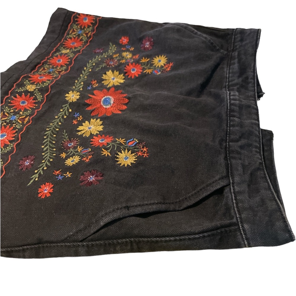 Embroidered Jean Skirt🌼 - Picture 7 of 12